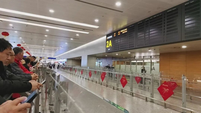 由迪拜飞往上海航班平安落地 中断数日航线恢复