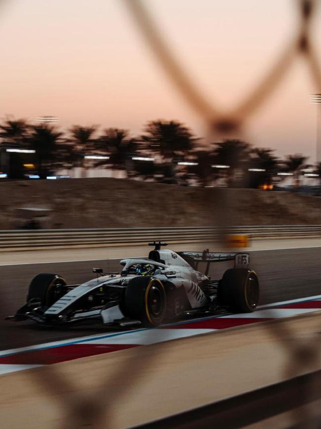 F1新赛季揭幕战在即 各支车队备战墨尔本 周冠宇迎接新挑战