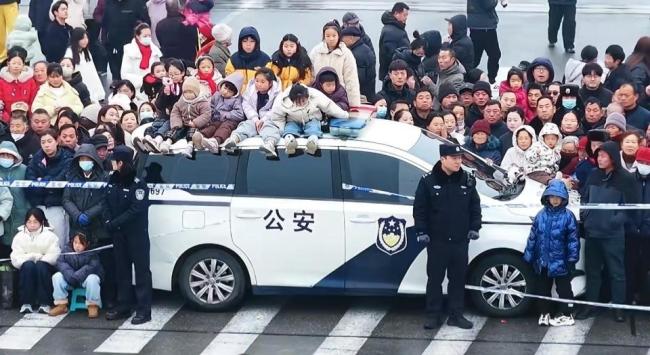 警车车顶小朋友排排坐看表演 温馨一幕获赞无数