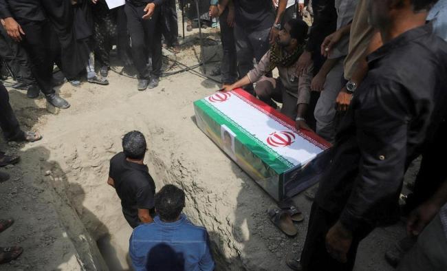 伊朗学校葬礼上的中国书包令人心碎 165个童年的戛然而止