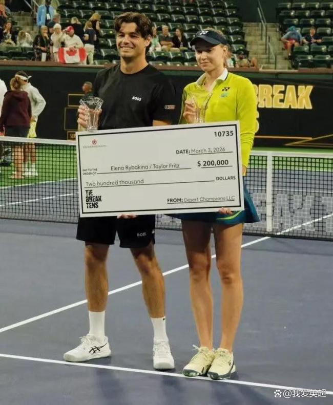 莱巴金娜颁奖环节遇“咸猪手” 球迷愤怒热议