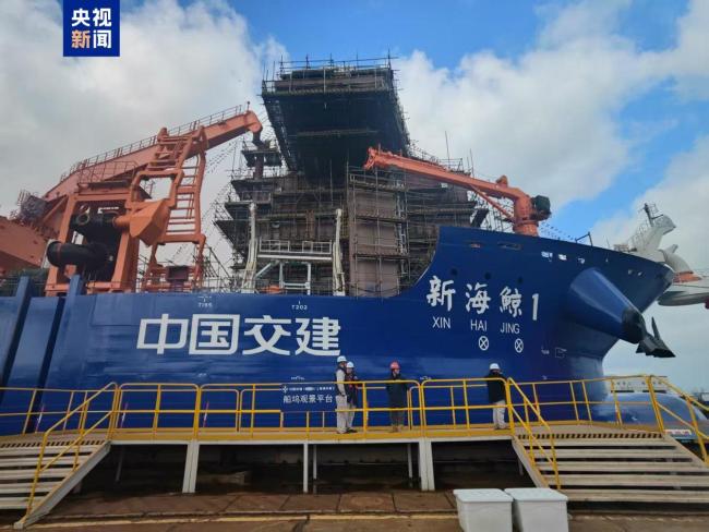 我国首艘分布式泵舱超大型自航耙吸挖泥船下水