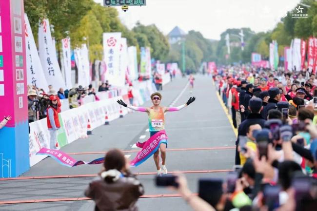 张水华马拉松夺亚 “最快女护士”创佳绩