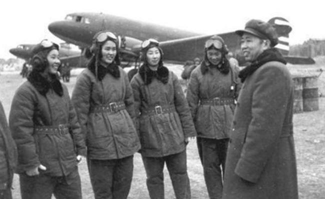 向新中国第一批女飞行员致敬 蓝天巾帼的勇敢征程
