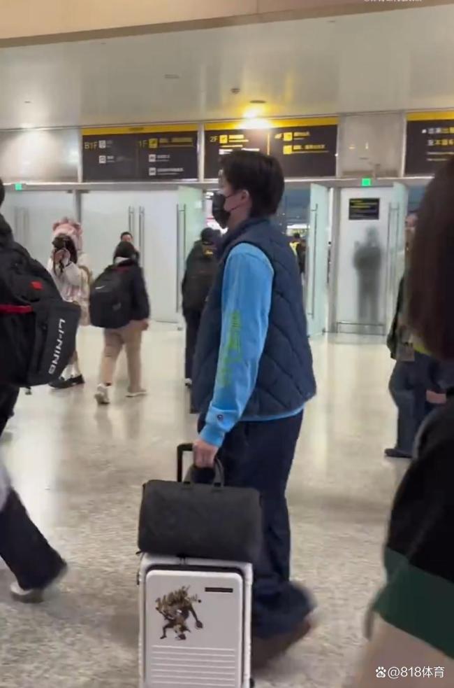 王楚钦清晨飞抵重庆8大金刚护驾 新科冠军风采依旧