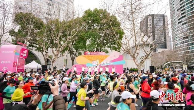 8000名女性用奔跑庆祝妇女节 展现活力与风采