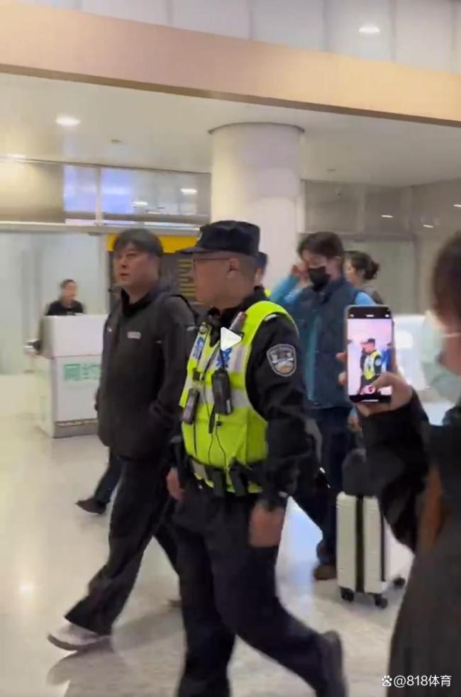 王楚钦清晨飞抵重庆8大金刚护驾 新科冠军风采依旧