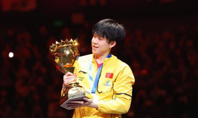 王楚钦与重庆小球员正反手互拉 状态火热冲击卫冕