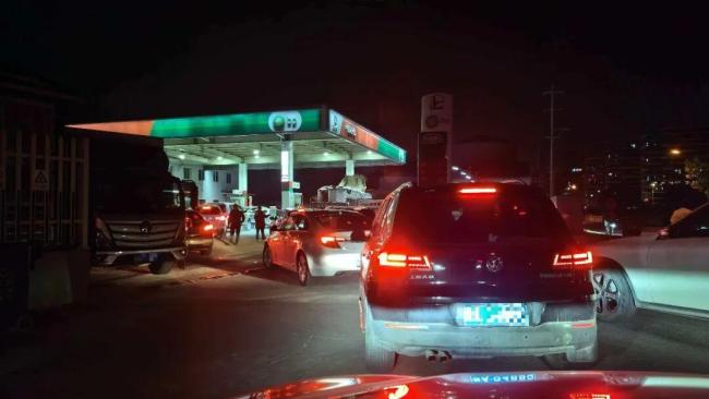 杭州多地加油站排起长队 油价上涨引市民抢加