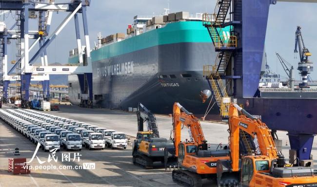 山东烟台：港口赋能 国产汽车顺畅“出海”