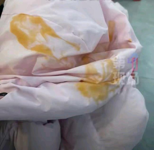 一女子就餐坐错椅子遭泼汤 小事引发大冲突