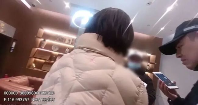 网恋男友转账10万 女子取钱时被拦下