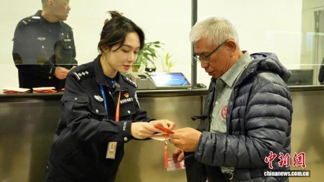 中东滞留台胞抵达上海中转返台 多方协助平安返乡