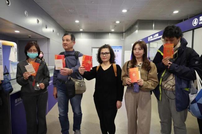 滞留中东台胞平安抵沪说总算安全了 踏上祖国土地安心归家