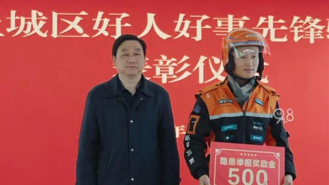 外卖小哥一个举动救下600多户人家 平凡中的温暖与担当