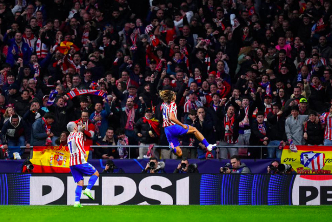 欧冠强强对决：门将后卫轮番送大礼 15分钟连丢3球 8亿豪门2-5崩盘