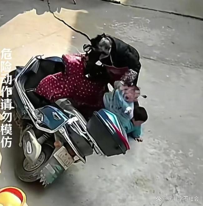 孩子被电瓶车压倒老人反扇打小孩 奶奶的无奈与争议