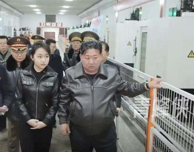 金正恩携女视察军工厂体验手枪射击