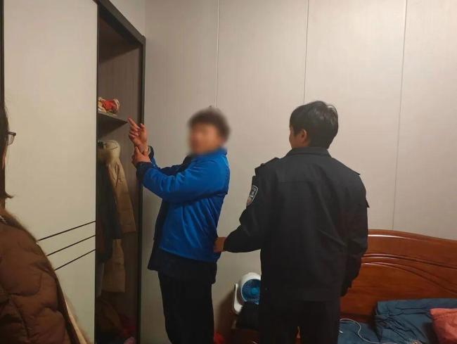 男子趁上楼充电偷走50克金条 喜宴变盗窃现场