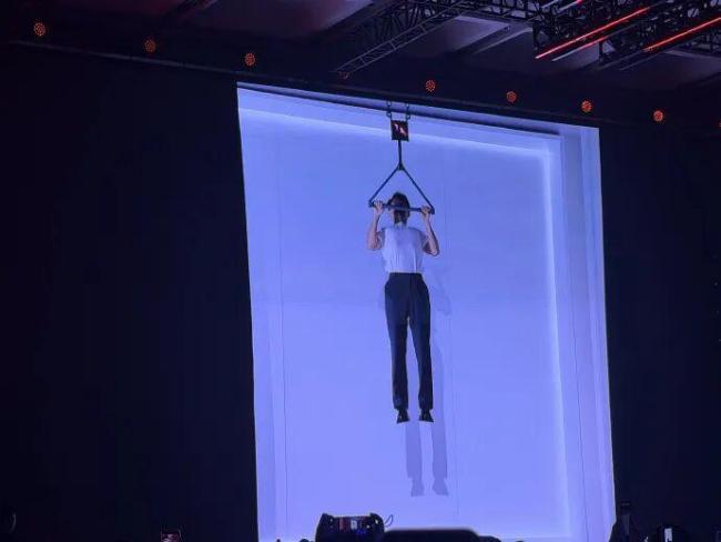 发布会用折叠屏做引体向上 客服回应 不建议模仿演示行为