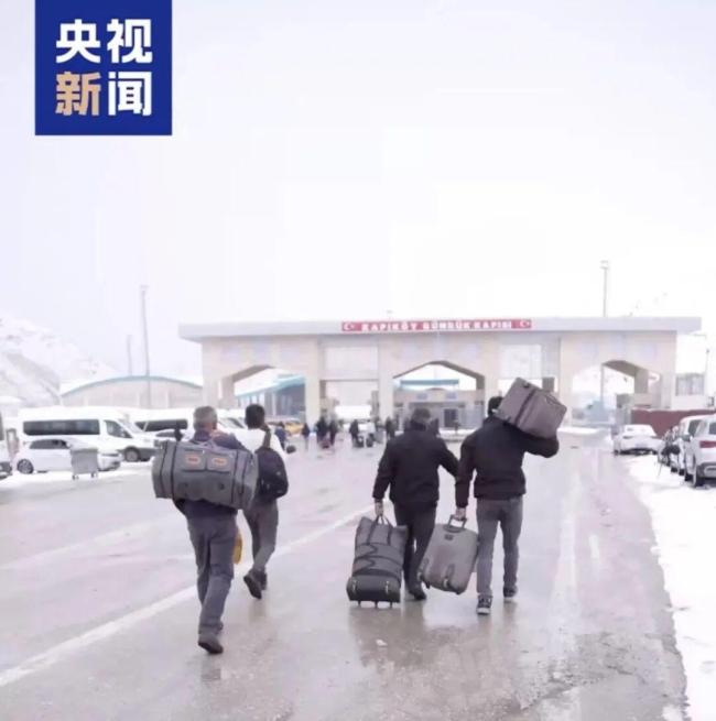 大量境外伊朗人回国 与祖国同在