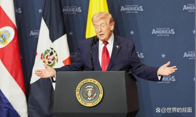 特朗普在新闻发布会上“甩锅表演”