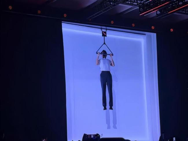 网友吐槽用折叠屏做引体向上 耐用性测试引发热议