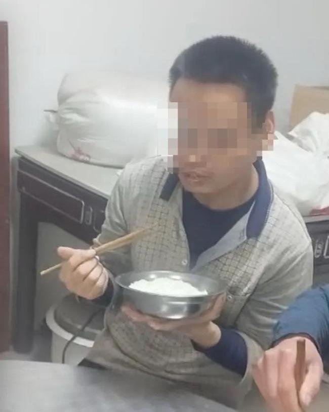 双胞胎弟弟流落13年已与母亲团聚 13年砖厂谋生经历引关注