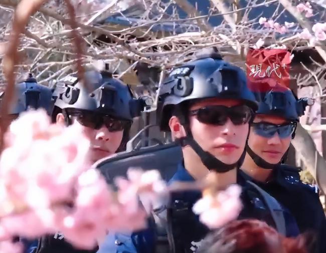 无锡一景区警察帅到人均“张凌赫” “警”色宜人成风景