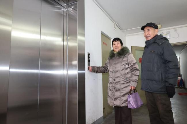 西城牛街老楼两部电梯焕新 居民喜迎便捷生活