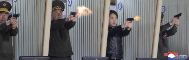 金正恩和女儿体验手枪射击 视察军工厂并试射新型武器