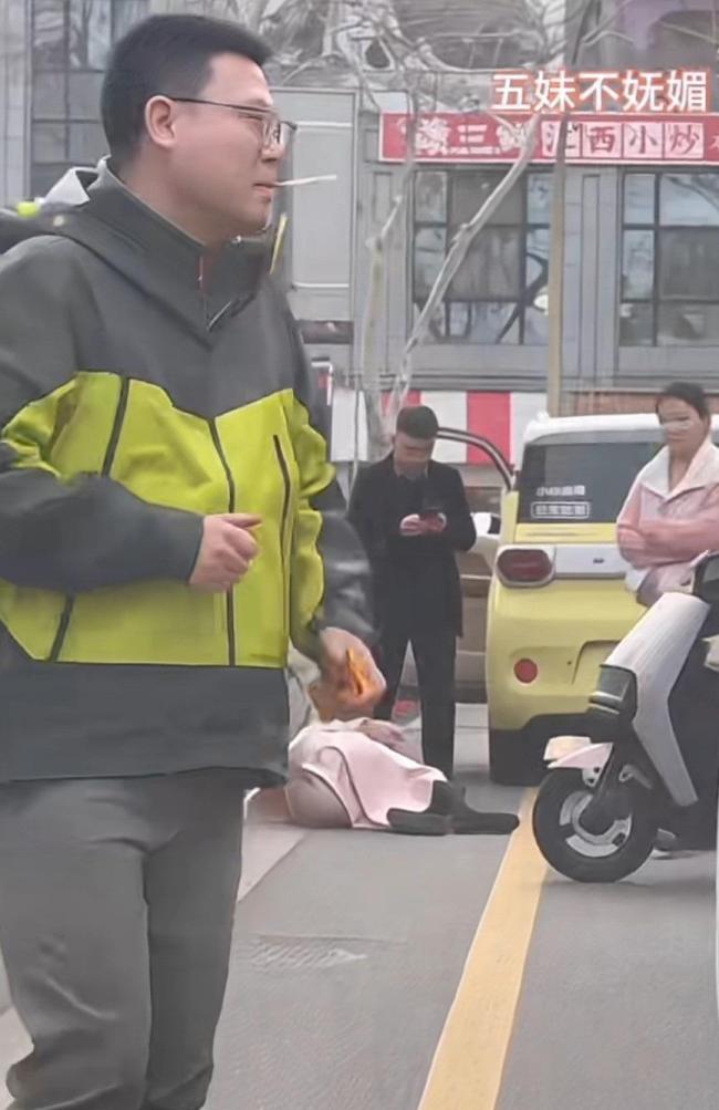 扬州扇耳光事件后续 违章停车引发冲突