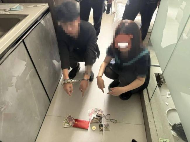 情侣夜深“拉车门”盗窃被抓 3小时快侦破案