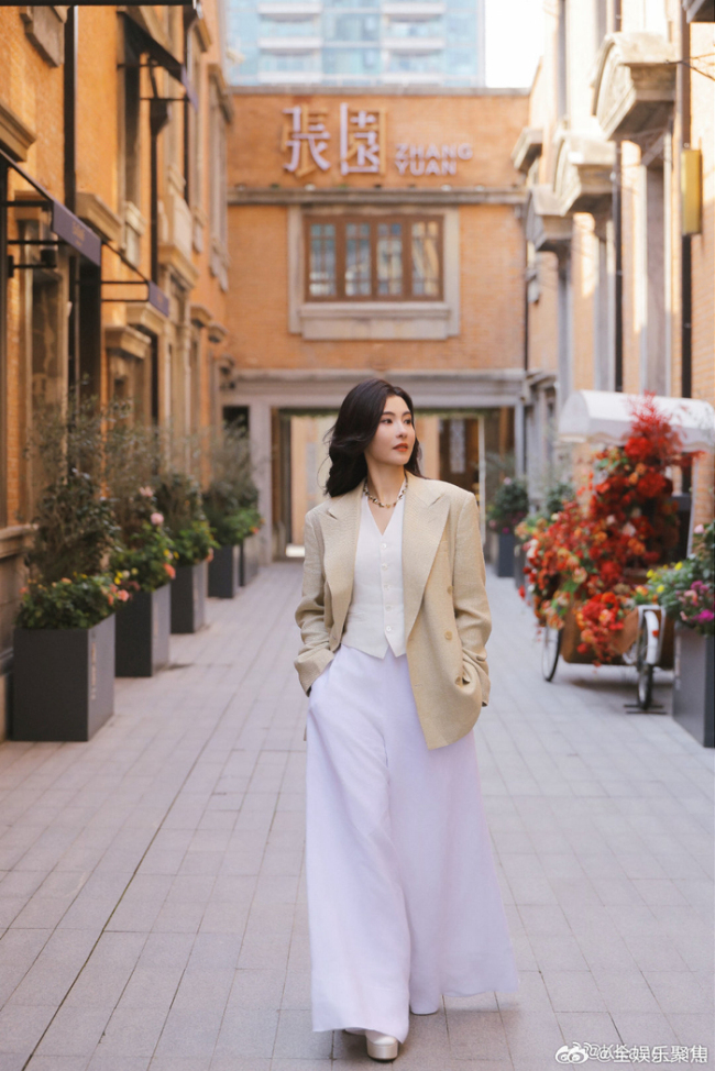 张柏芝一把夺过粉丝手机合拍