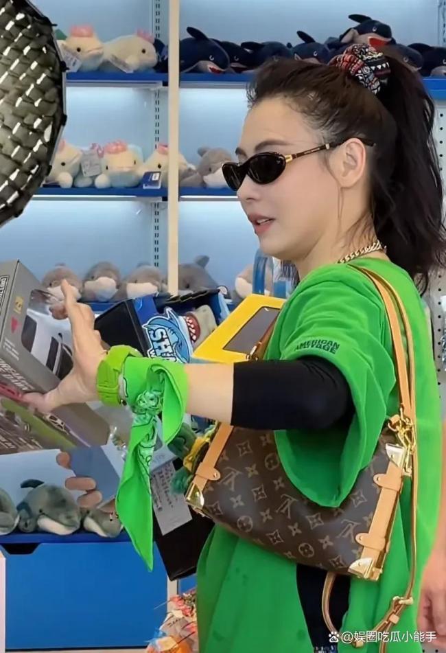 三亚偶遇张柏芝 状态好得像二十多岁