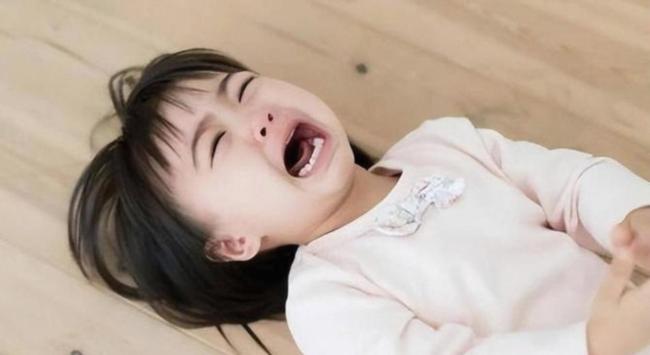 妈妈深夜出门打麻将孩子跑出家门哭喊 家长责任何在