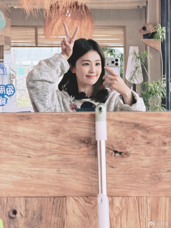 白鹿晒东谈主皮客栈团合照 氛围好到让东谈主小器