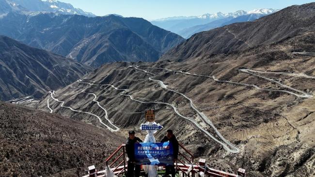 2男子打车去珠峰司机净赚1万 圆梦珠峰大本营