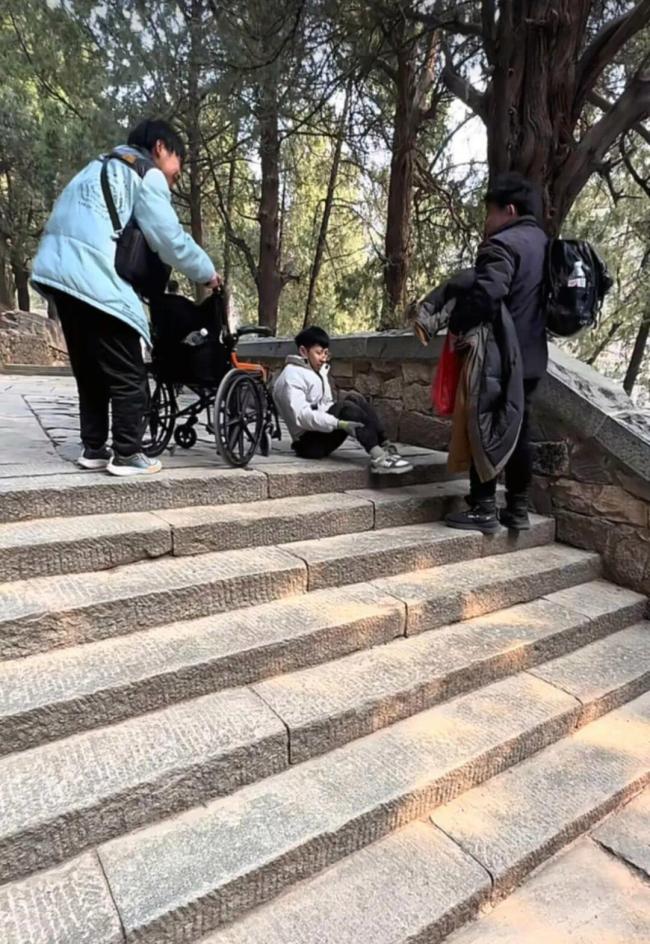 残疾男生爬山好友轮流扛轮椅 真挚友情感动众人