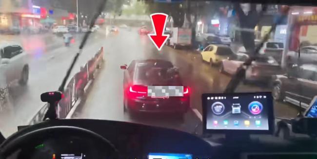 消防车多次鸣笛 私家车故意慢行被罚