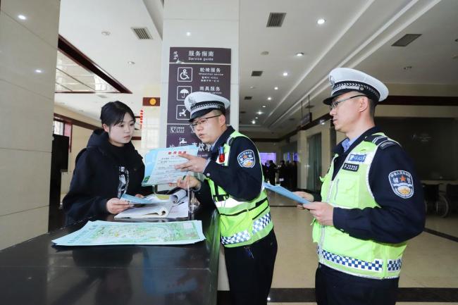 女司机逆行被拦把交警问懵了