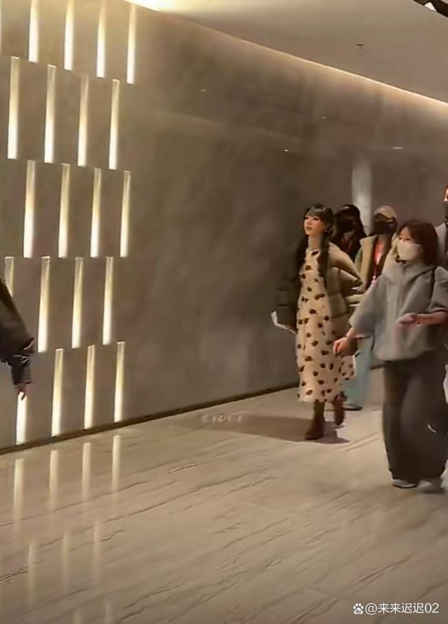 第一次见女明星打出溜滑出场