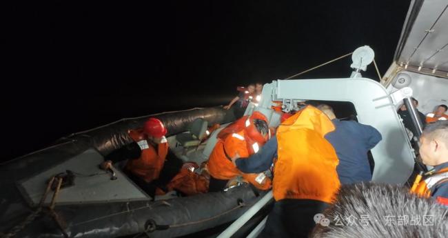 扬州舰30分钟救起10位遇险渔民 英勇救援彰显军民鱼水情