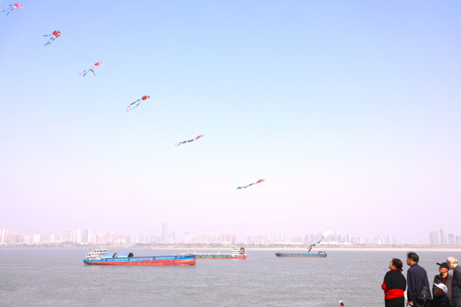 武汉青山江滩二期春花盛开游人如织 江景繁花交织成画