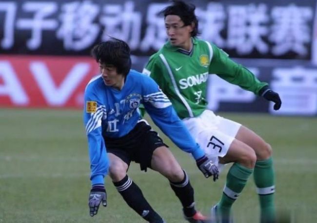 唏嘘？49岁前中超球员送外卖：一天收入三四百 李玮锋知情后伸援手 拒绝躺平获支持