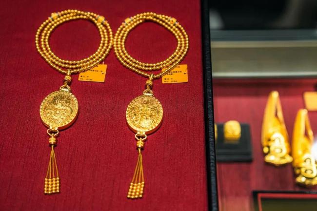 代购黄金 有人年入百万 金价飙升催生新商机