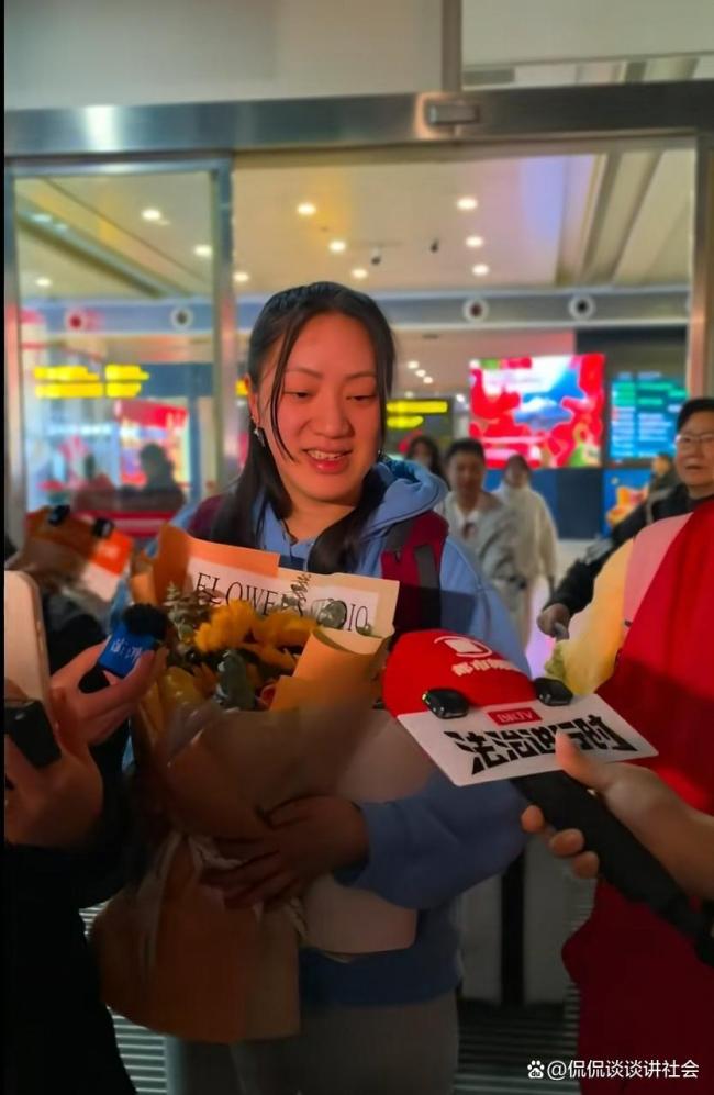 回国认亲女子当年被爷爷送走 28年后终团聚