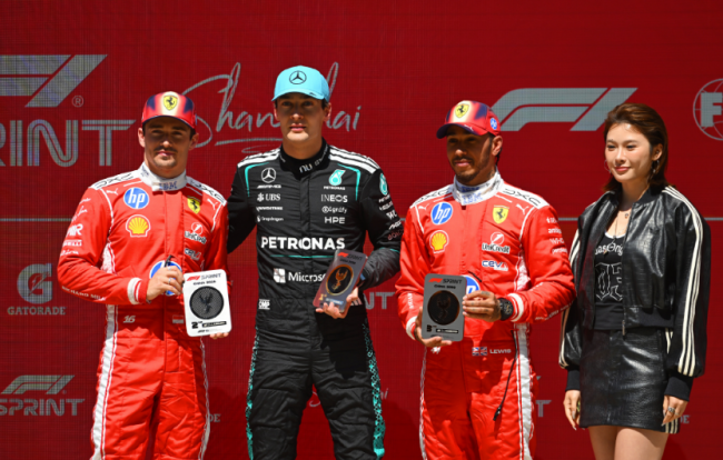 大争议！F1外媒官号晒合照“裁掉”颁奖嘉宾吴艳妮 做法太low