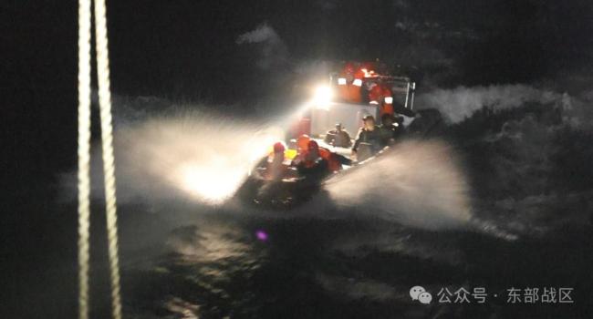 扬州舰30分钟救起10位遇险渔民 英勇救援彰显军民鱼水情