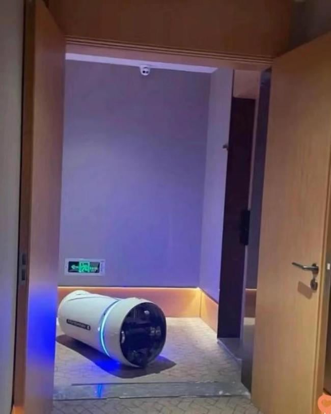 机器人正要进电梯被人一脚踹倒 无辜机器人屡遭暴力对待